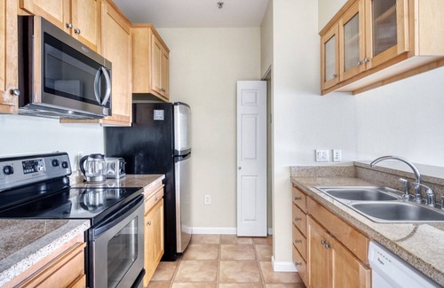 San Bruno Apartment | Classic San Bruno 2BR w/Pool, W/D, Gym, walk to YouTube, by Blueground