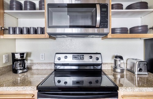 San Bruno Apartment | Classic San Bruno 2BR w/Pool, W/D, Gym, walk to YouTube, by Blueground