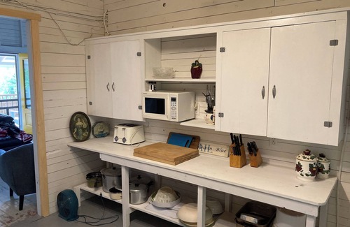 Summerville Centre Cabin | Classic Seaman's Lodge - directly across from the Quarterdeck (Pet Friendly!)