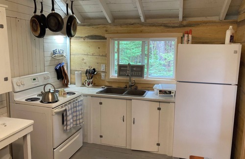 Summerville Centre Cabin | Classic Seaman's Lodge - directly across from the Quarterdeck (Pet Friendly!)