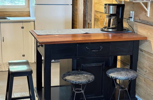 Summerville Centre Cabin | Classic Seaman's Lodge - directly across from the Quarterdeck (Pet Friendly!)