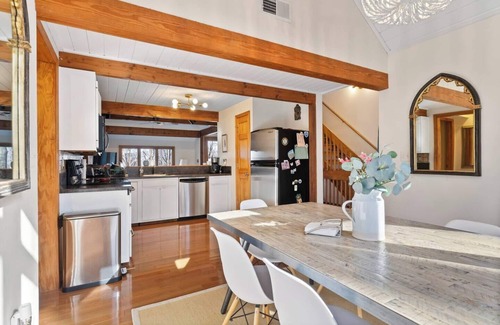 Pedlars Edge House | Classic Ski Chalet with Hot Tub, EV Charger. Views-skiing-tennis-hiking-golf!