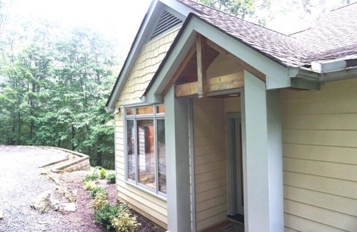 Pedlars Edge House | Classic Ski Chalet with Hot Tub, EV Charger. Views-skiing-tennis-hiking-golf!