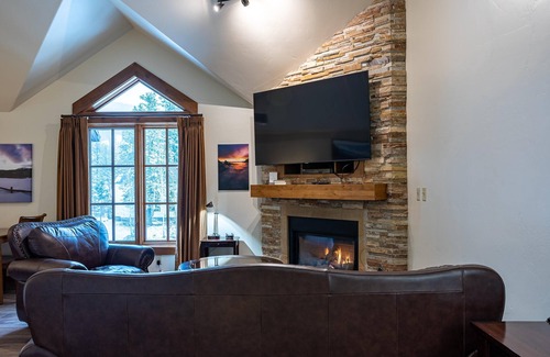 Tamarack Apartment | Classic Studio in Osprey Meadows with Fireplace