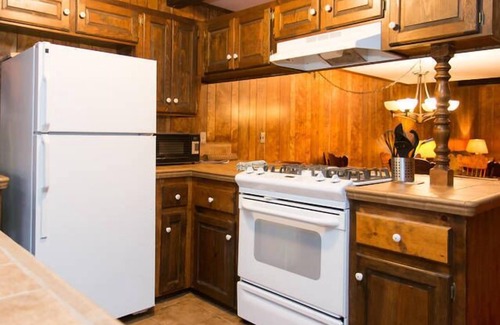 Summit Estates Cabin | Classic Style Cabin Retreat-Hiking, Village, Lake
