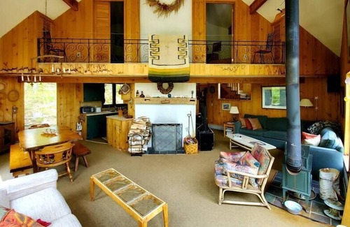 Waitsfield House | Classic Vermont Ski Home Situated on the Side of Mad River Glen