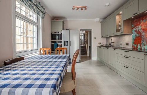 West Hill House | Classic Victorian House & Garden, 25 mins from Central Museums