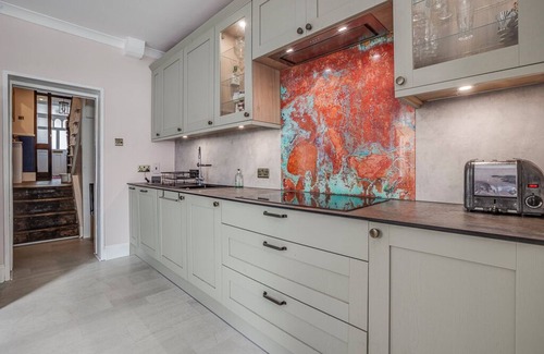 West Hill House | Classic Victorian House & Garden, 25 mins from Central Museums