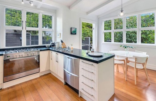 Ponsonby House | Classic Villa Retreat - Steps To Ponsonby Rd