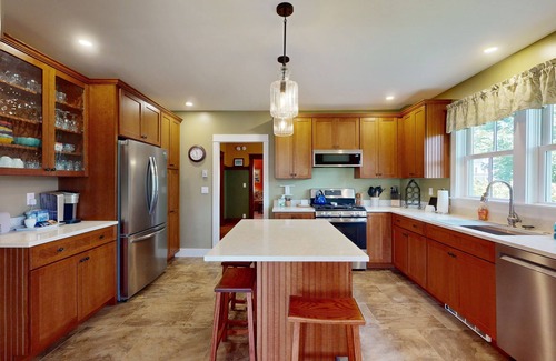 Manchester House | Classic village home with large porch, washer/dryer, cable, grill & partial AC