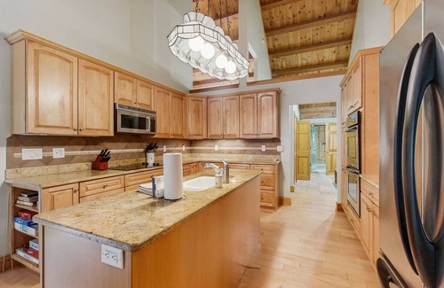 Freedom House | Classic Wooded Retreat W/Gorgeous Interior & Great Location Near Skiing & Lake