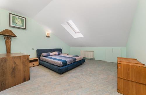 Odessa City Center Apartment | Classical Deribasivska 3-Bedrooms Apartment