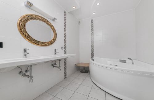 Odessa City Center Apartment | Classical Deribasivska 3-Bedrooms Apartment