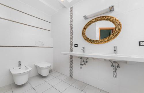 Odessa City Center Apartment | Classical Deribasivska 3-Bedrooms Apartment
