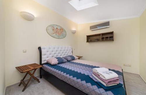 Odessa City Center Apartment | Classical Deribasivska 3-Bedrooms Apartment