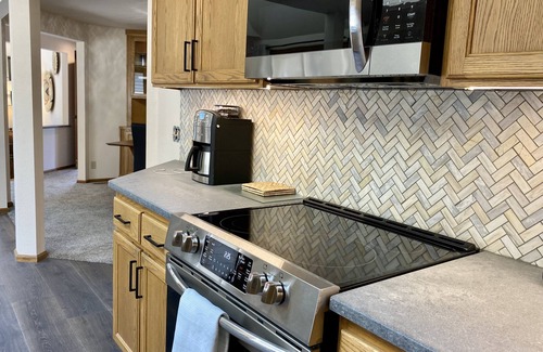 Harlow House | Classy 4+ bedrooms (sleeps10), walk toAutzen/UO/Hayward