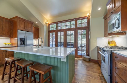 Idaho Springs House | Classy Craftsman by the Creek: fully remodeled, hot tub, walk to town