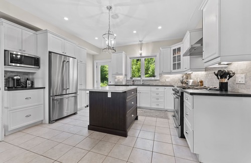 McNab/Braeside House | Classy Estate with Views + Walk to the Neat Café (10 min to Calabogie!)
