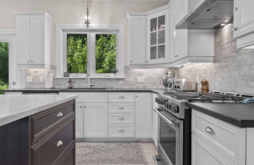 McNab/Braeside House | Classy Estate with Views + Walk to the Neat Café (10 min to Calabogie!)