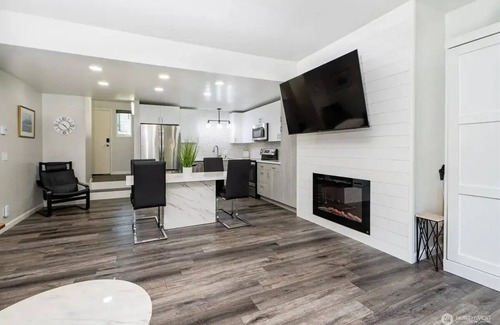 Birch Bay Condo | Classy, Fully remodeled Modern Condo, Indoor Pool and 3 min walk to the Beach