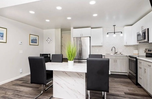 Birch Bay Condo | Classy, Fully remodeled Modern Condo, Indoor Pool and 3 min walk to the Beach