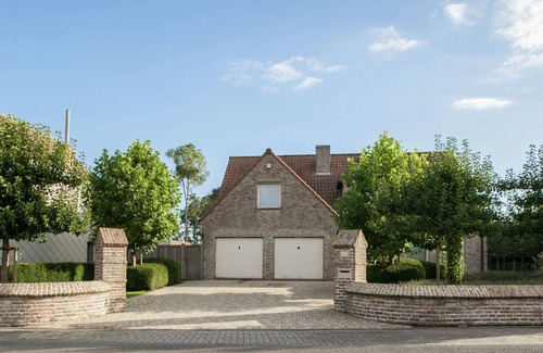 Zedelgem House | Classy Holiday Home in Aartrijke with Private Swimming Pool