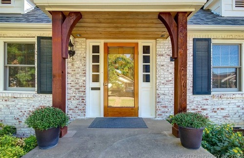 Tulsa House | Classy home w/deck & fenced yard only 2 blocks from the fairgrounds!