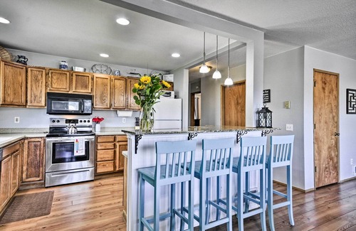 Hood River Apartment | Classy Hood River Condo with Mt. Adams Views!