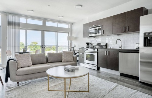 Del Rey Apartment | Classy Marina Del Rey Studio w/Gym & Pool, nr Shops & 405, by Blueground