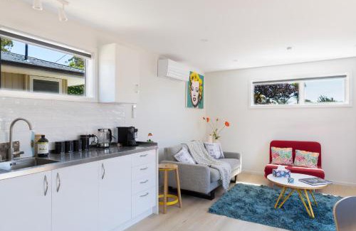 Bishopdale House | Classy Modern Unit close to Airport, Shops and Bus