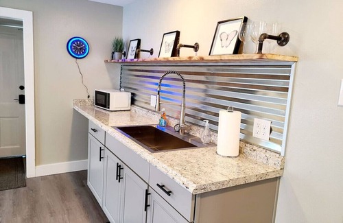 Glenwood Springs Apartment | Classy Mountain Charm - 1 Block to Restaurant Row!