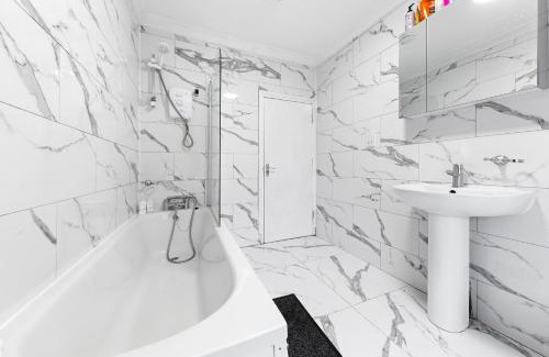 Hoe Street House | Classy Shared Home With Private Bedroom Near Tube - Bedroom3