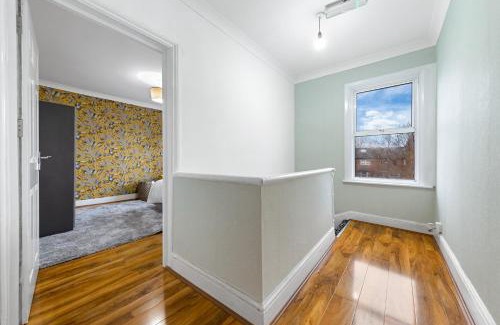 Hoe Street House | Classy Shared Home With Private Bedroom Near Tube - Bedroom3