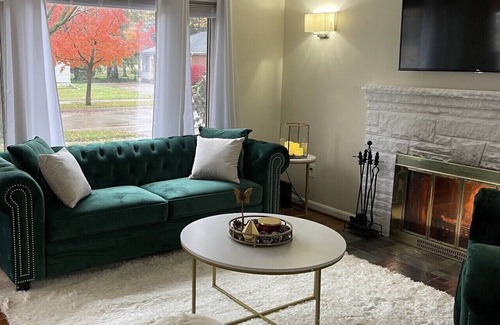Harper Woods House | Classy Vintage Home in Harper Woods 3bed/1.5 baths