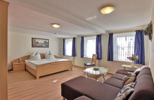 Jorl Apartment | Clausen - Ferienwohnung mit 4 Schlafzimmern, 2 Bädern, Aufenthaltsraum mit Kamin und Garten