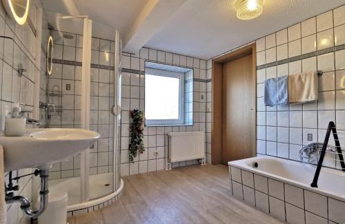 Jorl Apartment | Clausen - Ferienwohnung mit 4 Schlafzimmern, 2 Bädern, Aufenthaltsraum mit Kamin und Garten