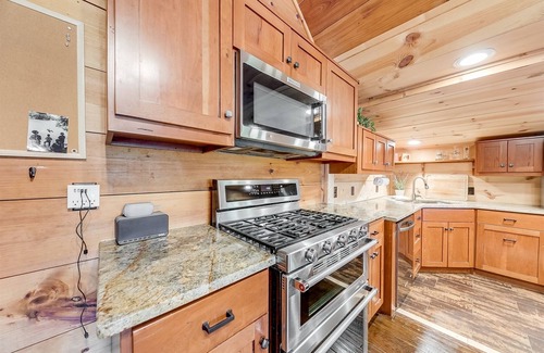 Sautee Nacoochee House | Clay Days – 2BR Mountain View Cabin with Pool & Hot Tub