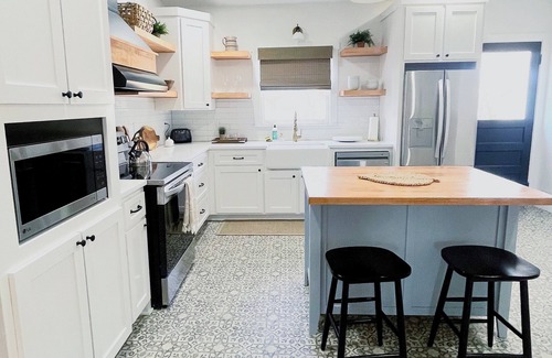 Brazos House | Clay Oak Cottage 2BR/1BTH, 6 blocks from Silos