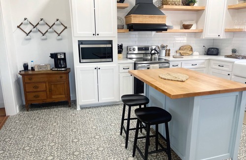 Brazos House | Clay Oak Cottage 2BR/1BTH, 6 blocks from Silos