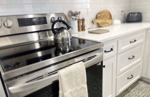Brazos House | Clay Oak Cottage 2BR/1BTH, 6 blocks from Silos
