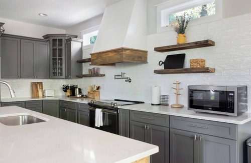 Clayton House | Clayton 3BR Modern Farmhouse & Downtown Sleeps 8