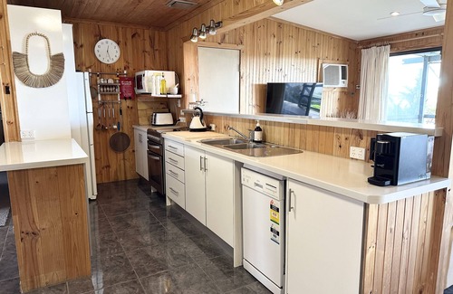 Alexandrina Cottage | Clayton Bay Cottage - Pet Friendly - 3 Bedrooms - 2 Bathrooms - Smart TV - WIFI