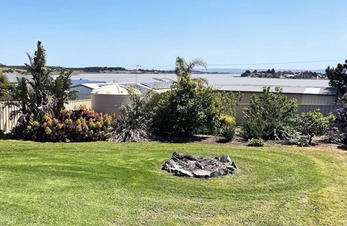 Alexandrina Cottage | Clayton Bay Cottage - Pet Friendly - 3 Bedrooms - 2 Bathrooms - Smart TV - WIFI