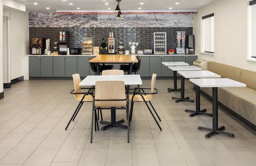 York Hotel | Clean 2 Queen-Bed Room in York just off I-83 Hershey Harrisburg