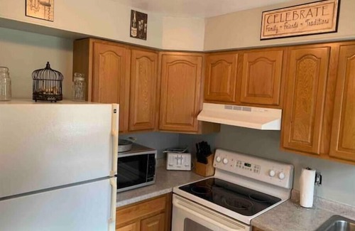 Lansing Apartment | Clean 3 bedroom apartment in safe neighborhood