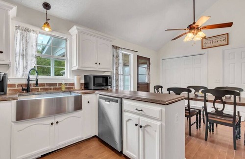Spring Hill Apartment | Clean 3BR · Quiet Block · Backyard with Hoop