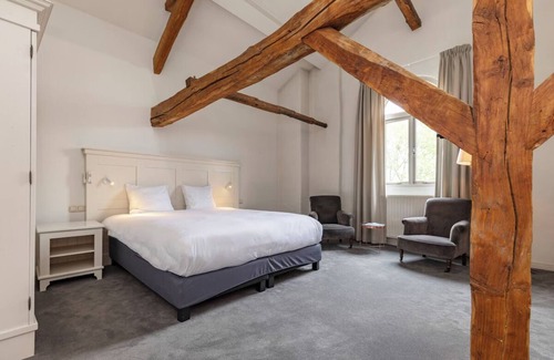 Baarlo House | Clean and Calm Stay Near Walking Trails and Outlet Stores! Onsite Dining