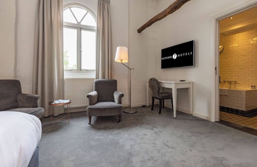 Baarlo House | Clean and Calm Stay Near Walking Trails and Outlet Stores! Onsite Dining