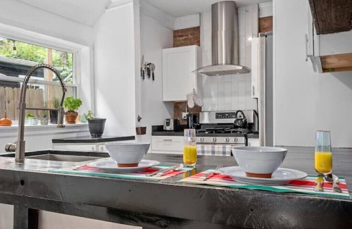 East Allegheny House | Clean and Central: Downtown Pittsburgh House with Parking