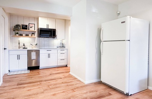 Kenmore House | Clean and Charming Hilltop Guesthouse with 1-King bed, Central AC and Heating